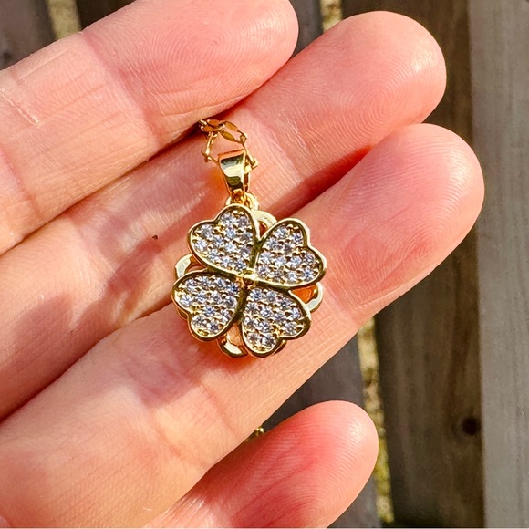 Spinning four leaf clover necklace - Picture 4 of 8